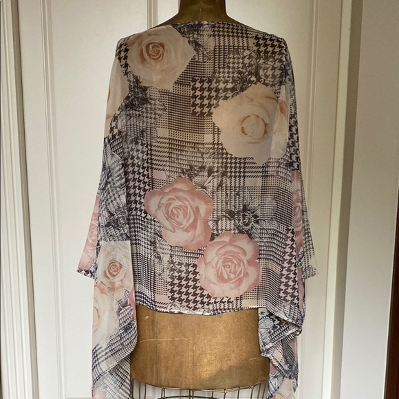 Multicolored Dolman Sleeve Asymmetrical Blouse. Brand new condition . - Picture 3 of 5